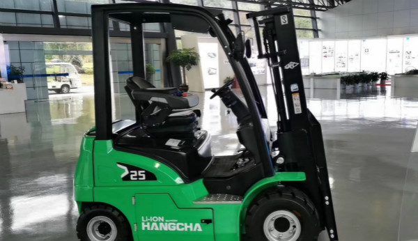 電動(dòng)叉車買鋰電的還是鉛酸的？當(dāng)然是鋰電的！